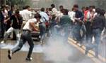 Jugendliche in der Auseinandersetzung mit der Polizei in der Hauptstadt der iranischen lprovinz